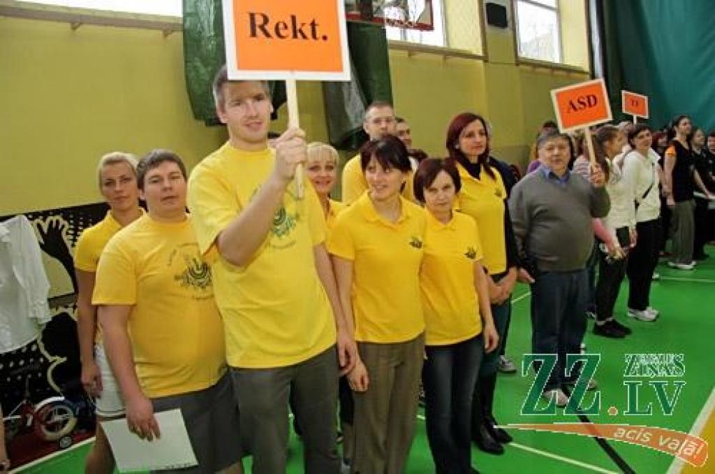 Gadskārtējo Sporta dienu LLU darbiniekiem bija noorganizējis augstskolas Sporta klubs – 11 struktūrvienību komandas mērojās spēkiem tradicionālos un netradicionālos sacensību veidos. Kopvērtējuma uzvarētāju kausu nopelnīja Informācijas...