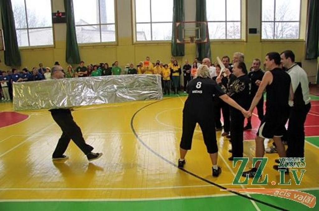 Gadskārtējo Sporta dienu LLU darbiniekiem bija noorganizējis augstskolas Sporta klubs – 11 struktūrvienību komandas mērojās spēkiem tradicionālos un netradicionālos sacensību veidos. Kopvērtējuma uzvarētāju kausu nopelnīja Informācijas...