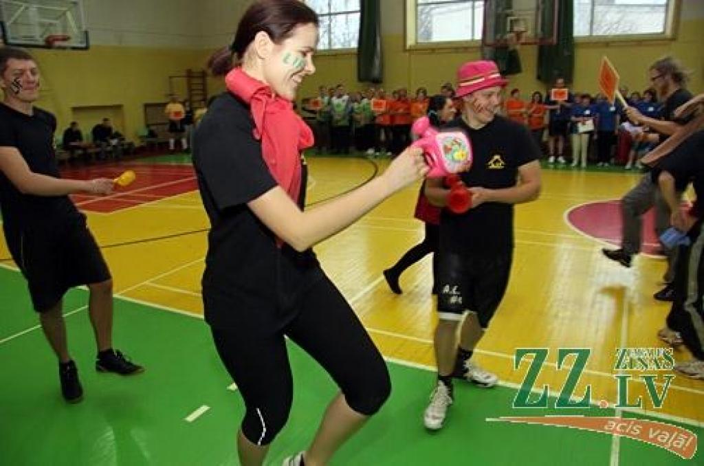 Gadskārtējo Sporta dienu LLU darbiniekiem bija noorganizējis augstskolas Sporta klubs – 11 struktūrvienību komandas mērojās spēkiem tradicionālos un netradicionālos sacensību veidos. Kopvērtējuma uzvarētāju kausu nopelnīja Informācijas...