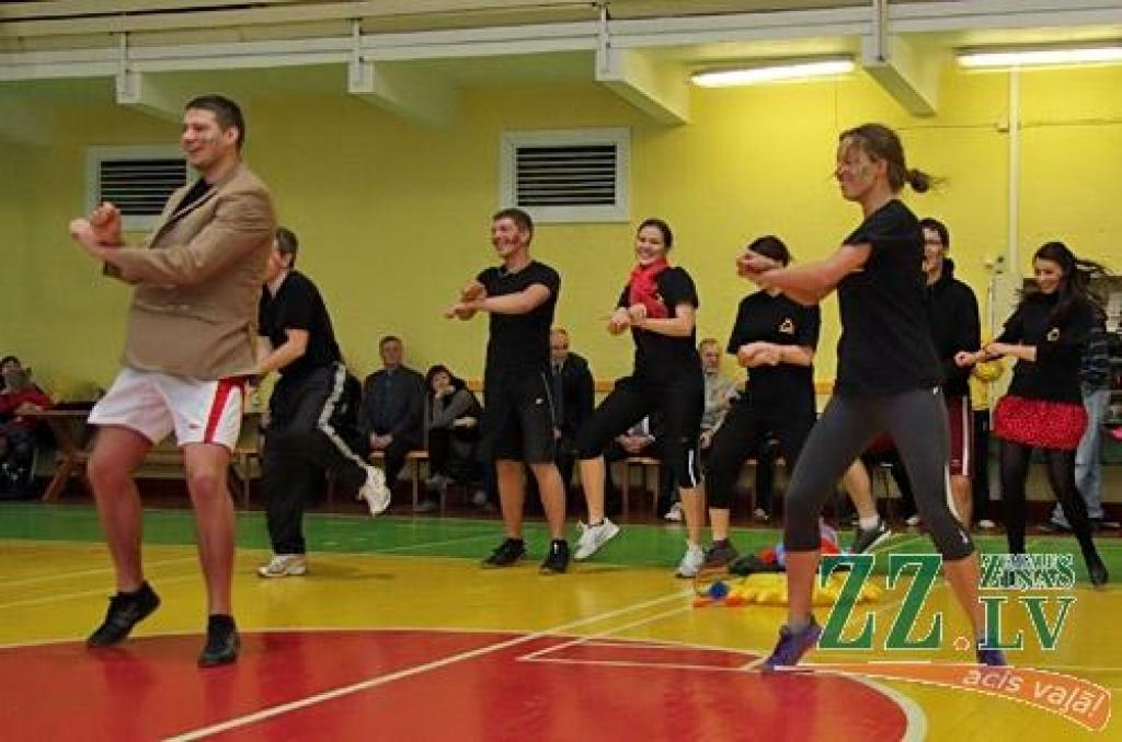 Gadskārtējo Sporta dienu LLU darbiniekiem bija noorganizējis augstskolas Sporta klubs – 11 struktūrvienību komandas mērojās spēkiem tradicionālos un netradicionālos sacensību veidos. Kopvērtējuma uzvarētāju kausu nopelnīja Informācijas...