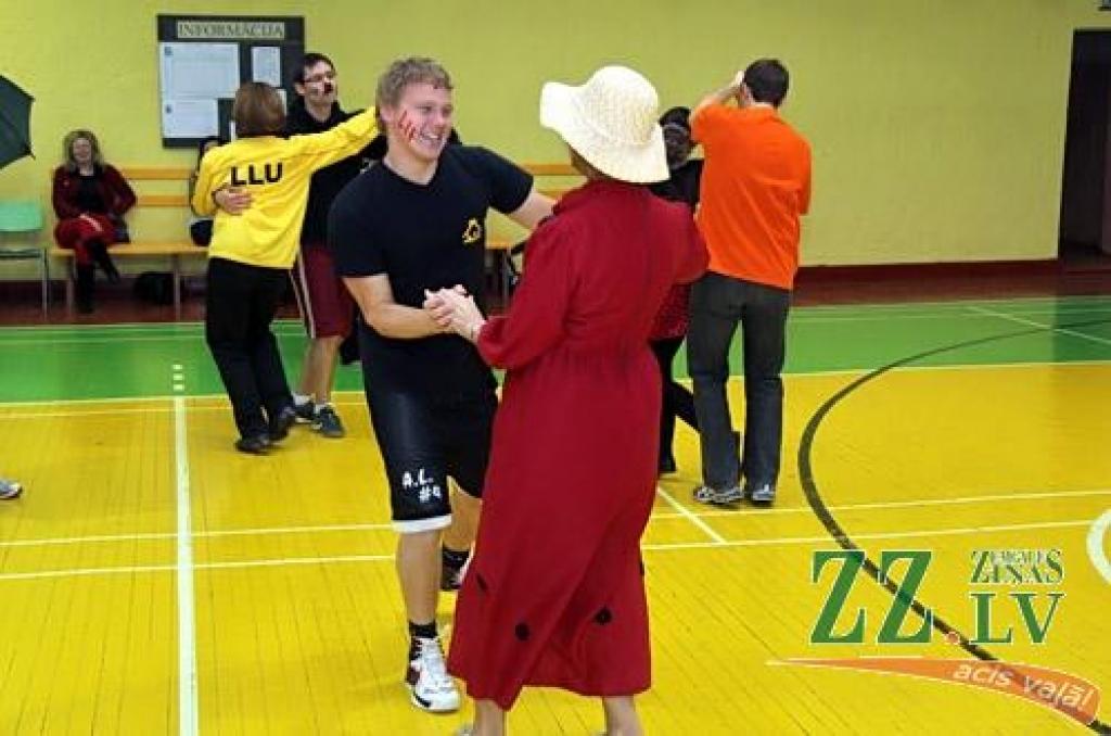 Gadskārtējo Sporta dienu LLU darbiniekiem bija noorganizējis augstskolas Sporta klubs – 11 struktūrvienību komandas mērojās spēkiem tradicionālos un netradicionālos sacensību veidos. Kopvērtējuma uzvarētāju kausu nopelnīja Informācijas...