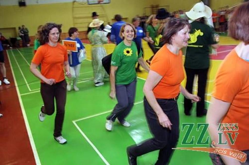 Gadskārtējo Sporta dienu LLU darbiniekiem bija noorganizējis augstskolas Sporta klubs – 11 struktūrvienību komandas mērojās spēkiem tradicionālos un netradicionālos sacensību veidos. Kopvērtējuma uzvarētāju kausu nopelnīja Informācijas...