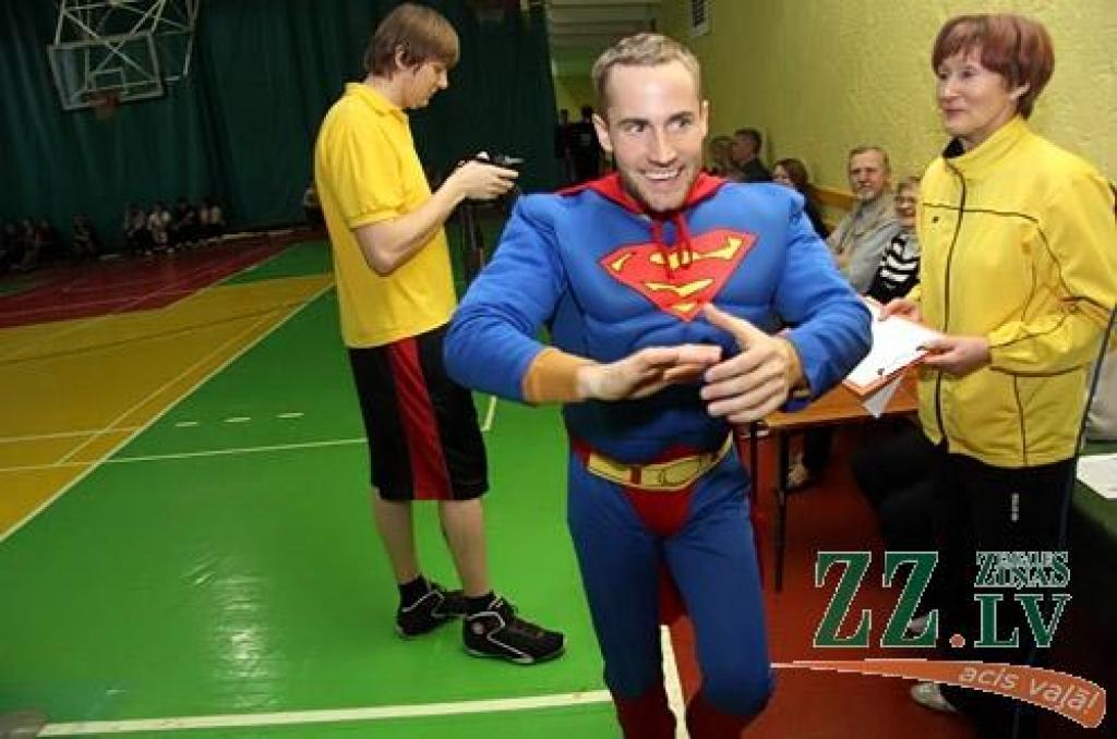 Gadskārtējo Sporta dienu LLU darbiniekiem bija noorganizējis augstskolas Sporta klubs – 11 struktūrvienību komandas mērojās spēkiem tradicionālos un netradicionālos sacensību veidos. Kopvērtējuma uzvarētāju kausu nopelnīja Informācijas...