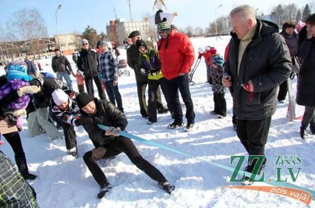 Ar kopīgu iesildīšanos 24.februārī Ozolnieku stadionā sākās novada sportiskie svētki «Ziemas diena». Novada iedzīvotāji sacentās dažādos netradicionālos sporta veidos, bet pēc sacensībām sildījās pie ugunskura.