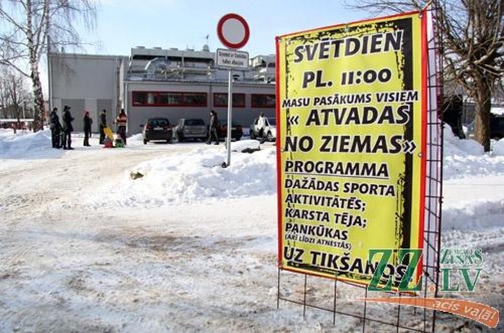 Ar kopīgu iesildīšanos 24.februārī Ozolnieku stadionā sākās novada sportiskie svētki «Ziemas diena». Novada iedzīvotāji sacentās dažādos netradicionālos sporta veidos, bet pēc sacensībām sildījās pie ugunskura.