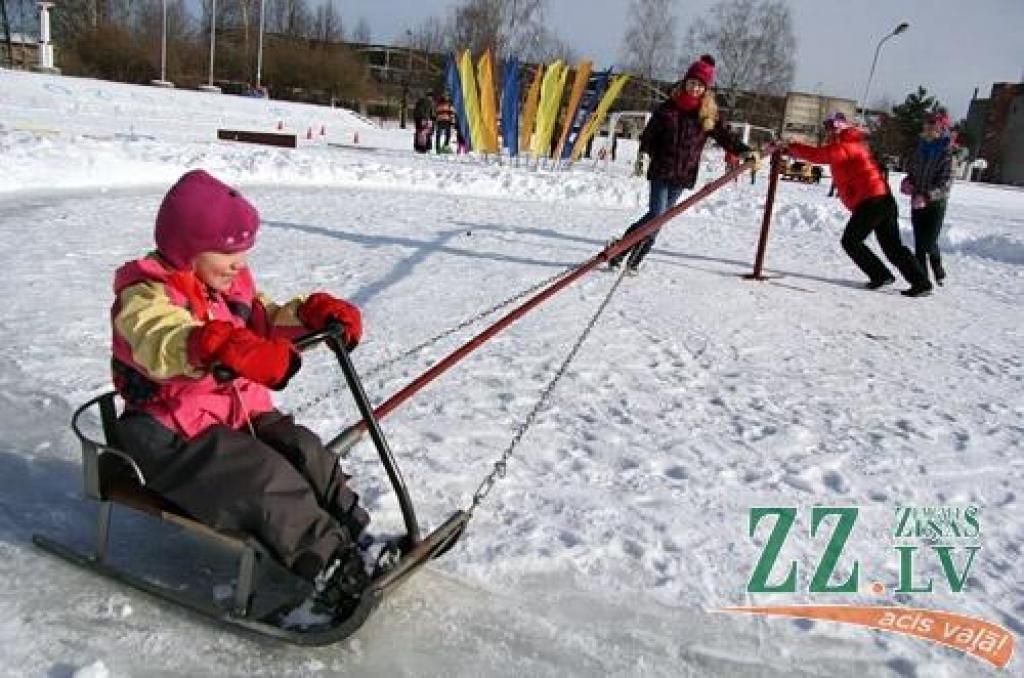 Ar kopīgu iesildīšanos 24.februārī Ozolnieku stadionā sākās novada sportiskie svētki «Ziemas diena». Novada iedzīvotāji sacentās dažādos netradicionālos sporta veidos, bet pēc sacensībām sildījās pie ugunskura.