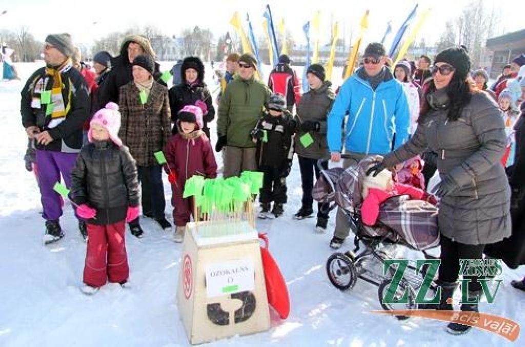 Ar kopīgu iesildīšanos 24.februārī Ozolnieku stadionā sākās novada sportiskie svētki «Ziemas diena». Novada iedzīvotāji sacentās dažādos netradicionālos sporta veidos, bet pēc sacensībām sildījās pie ugunskura.