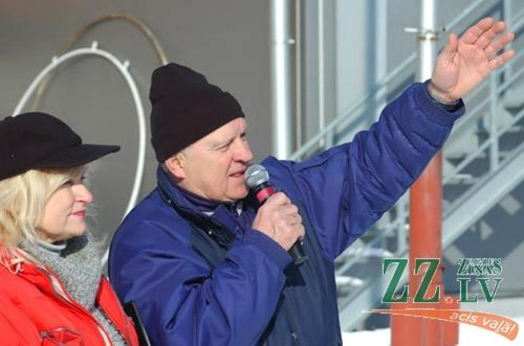 Ar kopīgu iesildīšanos 24.februārī Ozolnieku stadionā sākās novada sportiskie svētki «Ziemas diena». Novada iedzīvotāji sacentās dažādos netradicionālos sporta veidos, bet pēc sacensībām sildījās pie ugunskura.