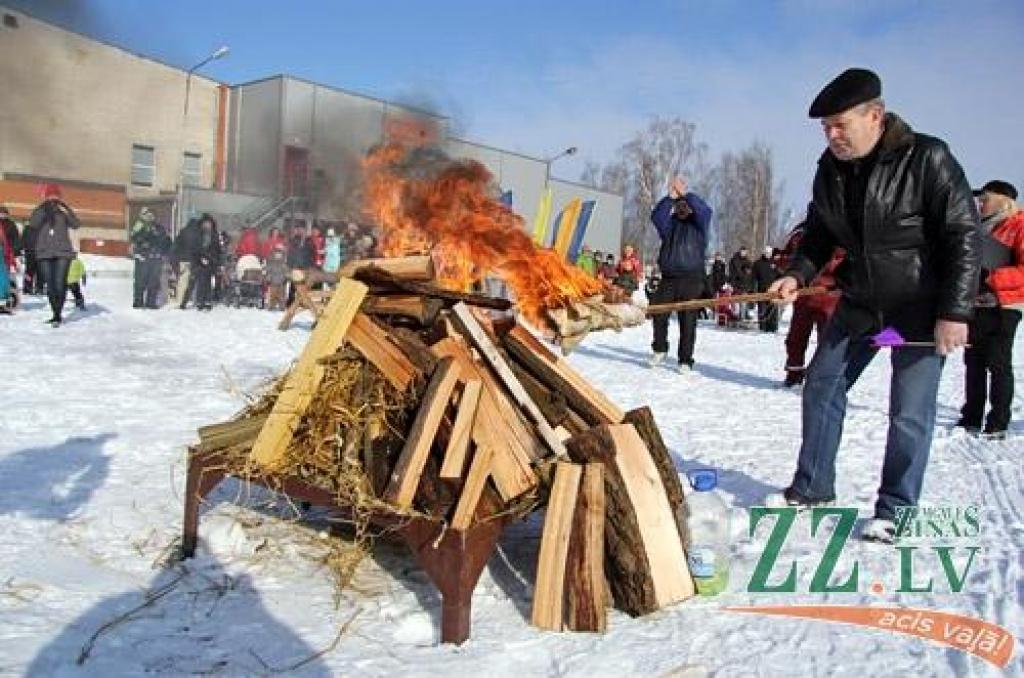 Ar kopīgu iesildīšanos 24.februārī Ozolnieku stadionā sākās novada sportiskie svētki «Ziemas diena». Novada iedzīvotāji sacentās dažādos netradicionālos sporta veidos, bet pēc sacensībām sildījās pie ugunskura.