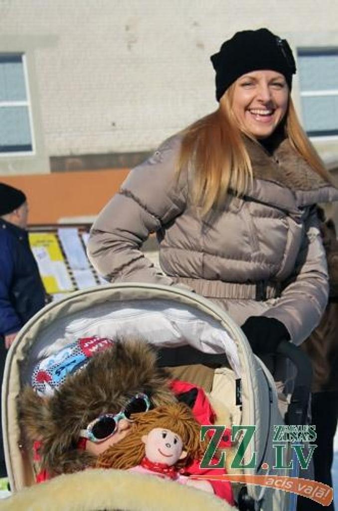 Ar kopīgu iesildīšanos 24.februārī Ozolnieku stadionā sākās novada sportiskie svētki «Ziemas diena». Novada iedzīvotāji sacentās dažādos netradicionālos sporta veidos, bet pēc sacensībām sildījās pie ugunskura.
