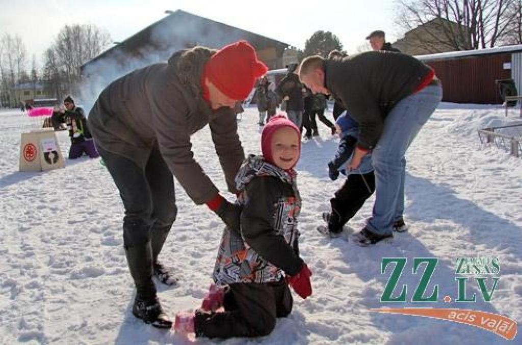 Ar kopīgu iesildīšanos 24.februārī Ozolnieku stadionā sākās novada sportiskie svētki «Ziemas diena». Novada iedzīvotāji sacentās dažādos netradicionālos sporta veidos, bet pēc sacensībām sildījās pie ugunskura.