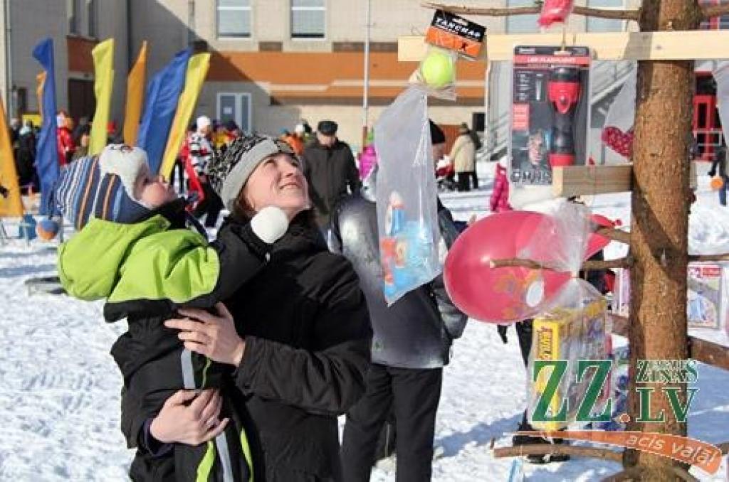 Ar kopīgu iesildīšanos 24.februārī Ozolnieku stadionā sākās novada sportiskie svētki «Ziemas diena». Novada iedzīvotāji sacentās dažādos netradicionālos sporta veidos, bet pēc sacensībām sildījās pie ugunskura.