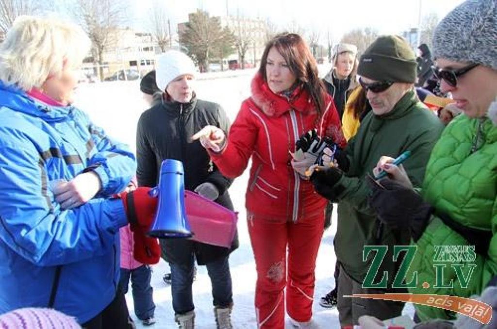 Ar kopīgu iesildīšanos 24.februārī Ozolnieku stadionā sākās novada sportiskie svētki «Ziemas diena». Novada iedzīvotāji sacentās dažādos netradicionālos sporta veidos, bet pēc sacensībām sildījās pie ugunskura.