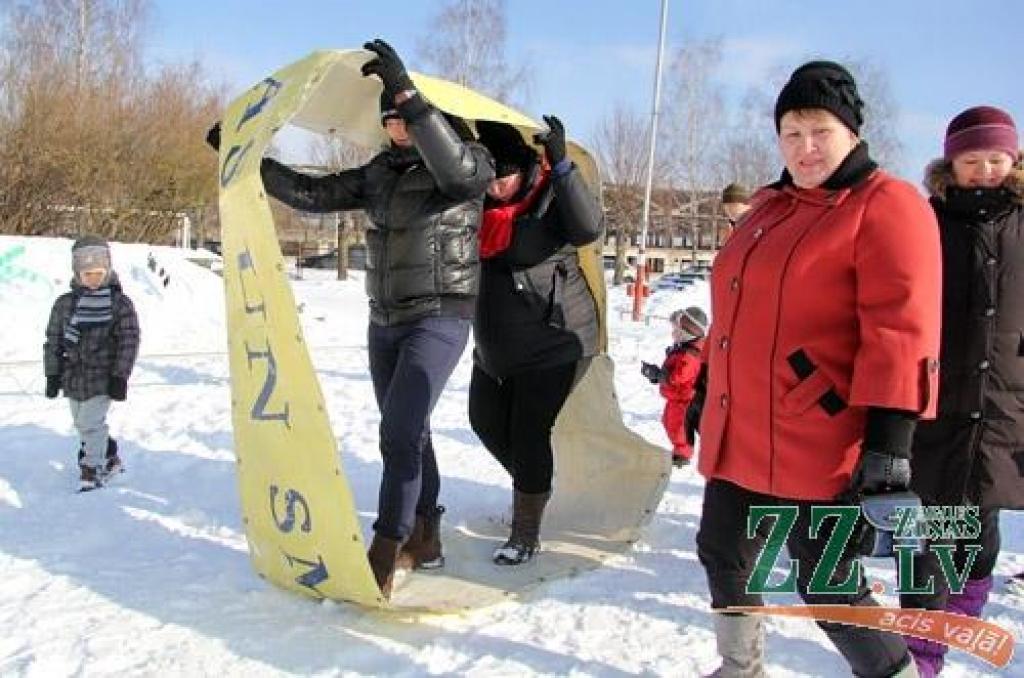 Ar kopīgu iesildīšanos 24.februārī Ozolnieku stadionā sākās novada sportiskie svētki «Ziemas diena». Novada iedzīvotāji sacentās dažādos netradicionālos sporta veidos, bet pēc sacensībām sildījās pie ugunskura.