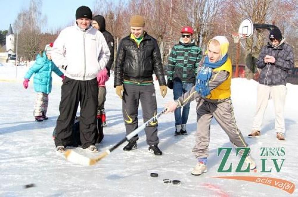 Ar kopīgu iesildīšanos 24.februārī Ozolnieku stadionā sākās novada sportiskie svētki «Ziemas diena». Novada iedzīvotāji sacentās dažādos netradicionālos sporta veidos, bet pēc sacensībām sildījās pie ugunskura.