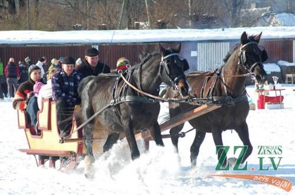 Ar kopīgu iesildīšanos 24.februārī Ozolnieku stadionā sākās novada sportiskie svētki «Ziemas diena». Novada iedzīvotāji sacentās dažādos netradicionālos sporta veidos, bet pēc sacensībām sildījās pie ugunskura.