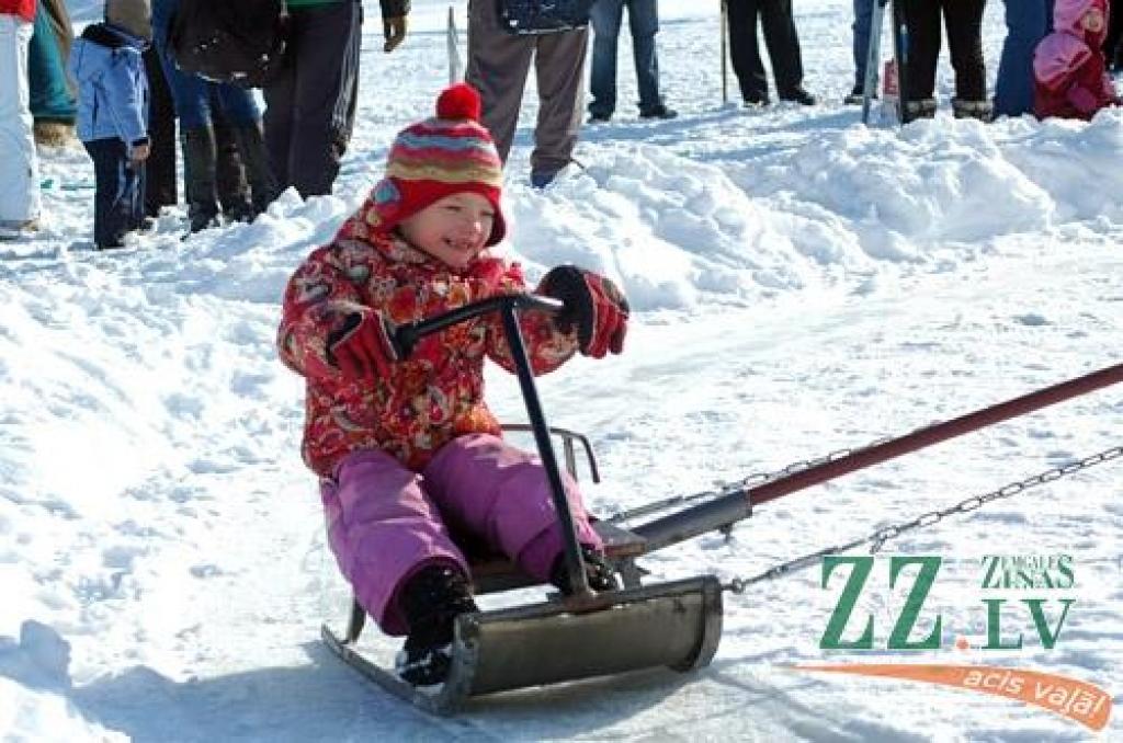 Ar kopīgu iesildīšanos 24.februārī Ozolnieku stadionā sākās novada sportiskie svētki «Ziemas diena». Novada iedzīvotāji sacentās dažādos netradicionālos sporta veidos, bet pēc sacensībām sildījās pie ugunskura.