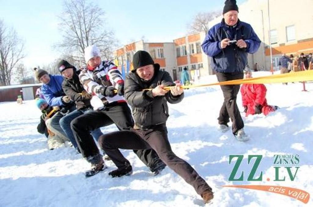 Ar kopīgu iesildīšanos 24.februārī Ozolnieku stadionā sākās novada sportiskie svētki «Ziemas diena». Novada iedzīvotāji sacentās dažādos netradicionālos sporta veidos, bet pēc sacensībām sildījās pie ugunskura.