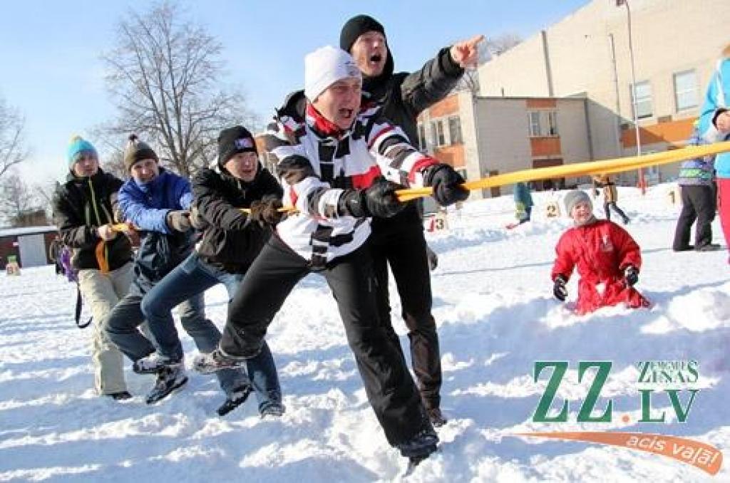Ar kopīgu iesildīšanos 24.februārī Ozolnieku stadionā sākās novada sportiskie svētki «Ziemas diena». Novada iedzīvotāji sacentās dažādos netradicionālos sporta veidos, bet pēc sacensībām sildījās pie ugunskura.