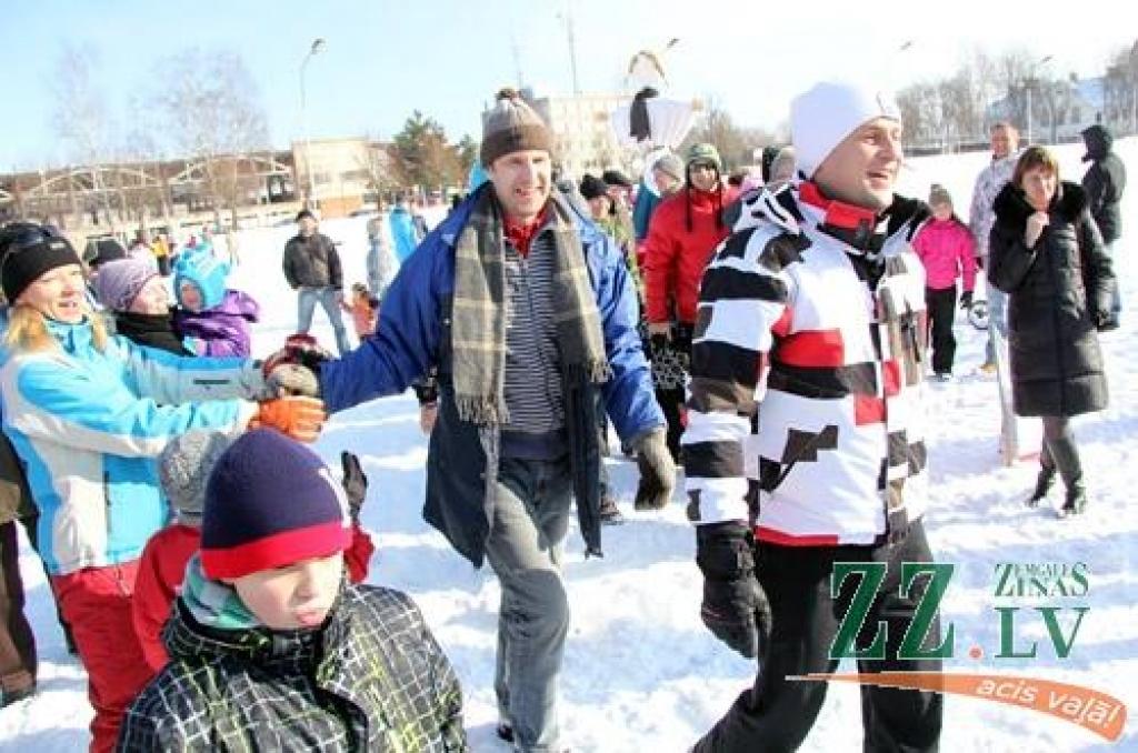 Ar kopīgu iesildīšanos 24.februārī Ozolnieku stadionā sākās novada sportiskie svētki «Ziemas diena». Novada iedzīvotāji sacentās dažādos netradicionālos sporta veidos, bet pēc sacensībām sildījās pie ugunskura.