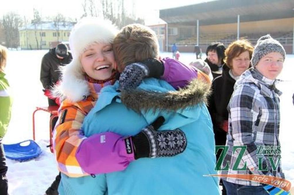 Ar kopīgu iesildīšanos 24.februārī Ozolnieku stadionā sākās novada sportiskie svētki «Ziemas diena». Novada iedzīvotāji sacentās dažādos netradicionālos sporta veidos, bet pēc sacensībām sildījās pie ugunskura.
