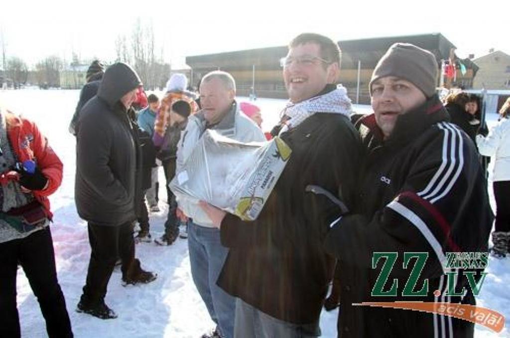 Ar kopīgu iesildīšanos 24.februārī Ozolnieku stadionā sākās novada sportiskie svētki «Ziemas diena». Novada iedzīvotāji sacentās dažādos netradicionālos sporta veidos, bet pēc sacensībām sildījās pie ugunskura.