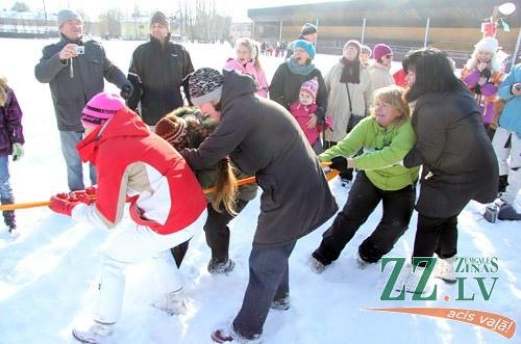 Ar kopīgu iesildīšanos 24.februārī Ozolnieku stadionā sākās novada sportiskie svētki «Ziemas diena». Novada iedzīvotāji sacentās dažādos netradicionālos sporta veidos, bet pēc sacensībām sildījās pie ugunskura.