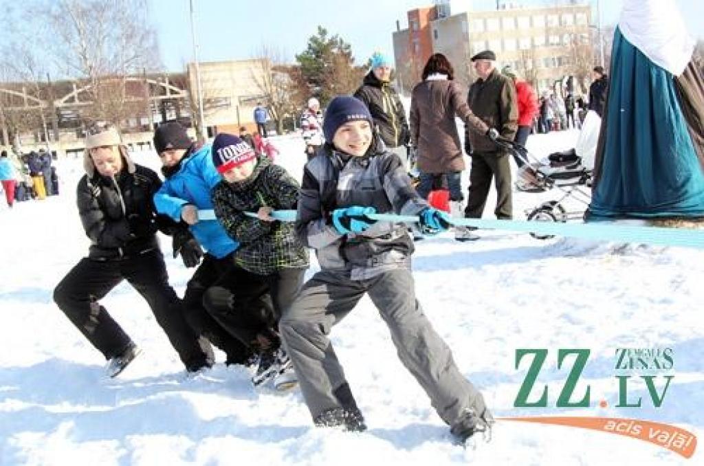 Ar kopīgu iesildīšanos 24.februārī Ozolnieku stadionā sākās novada sportiskie svētki «Ziemas diena». Novada iedzīvotāji sacentās dažādos netradicionālos sporta veidos, bet pēc sacensībām sildījās pie ugunskura.