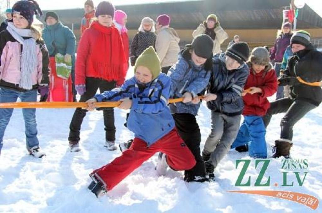 Ar kopīgu iesildīšanos 24.februārī Ozolnieku stadionā sākās novada sportiskie svētki «Ziemas diena». Novada iedzīvotāji sacentās dažādos netradicionālos sporta veidos, bet pēc sacensībām sildījās pie ugunskura.