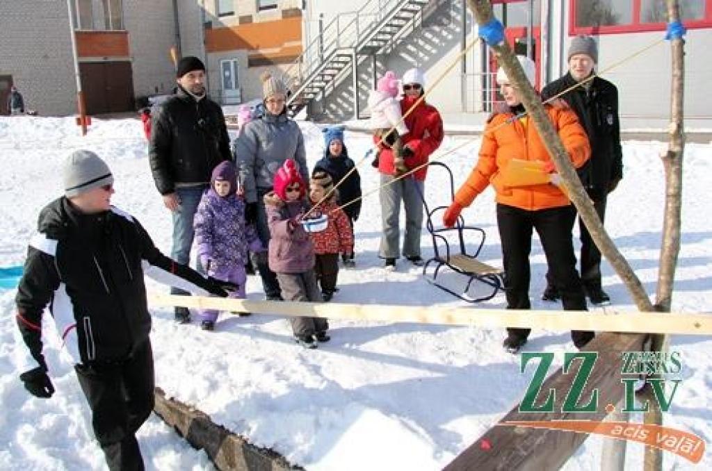 Ar kopīgu iesildīšanos 24.februārī Ozolnieku stadionā sākās novada sportiskie svētki «Ziemas diena». Novada iedzīvotāji sacentās dažādos netradicionālos sporta veidos, bet pēc sacensībām sildījās pie ugunskura.
