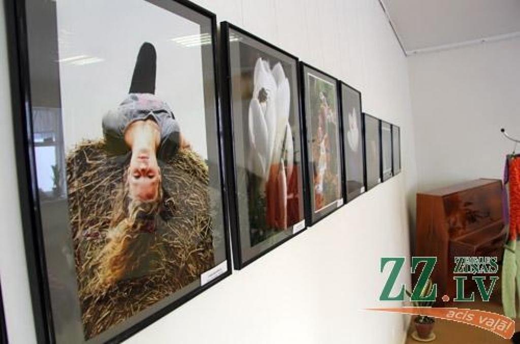 Pašmāju rokdarbnieču prasmīgie darinājumi un tautas fotostudijas «Bauska» dalībnieku tvertie mirkļi. Šāda «divi vienā» izstāde interesentiem sarūpēta Zaļenieku kultūras namā.
Iestādes vadītāja Inese Segliņa stāsta, ka pagasta rokdarbnieces...