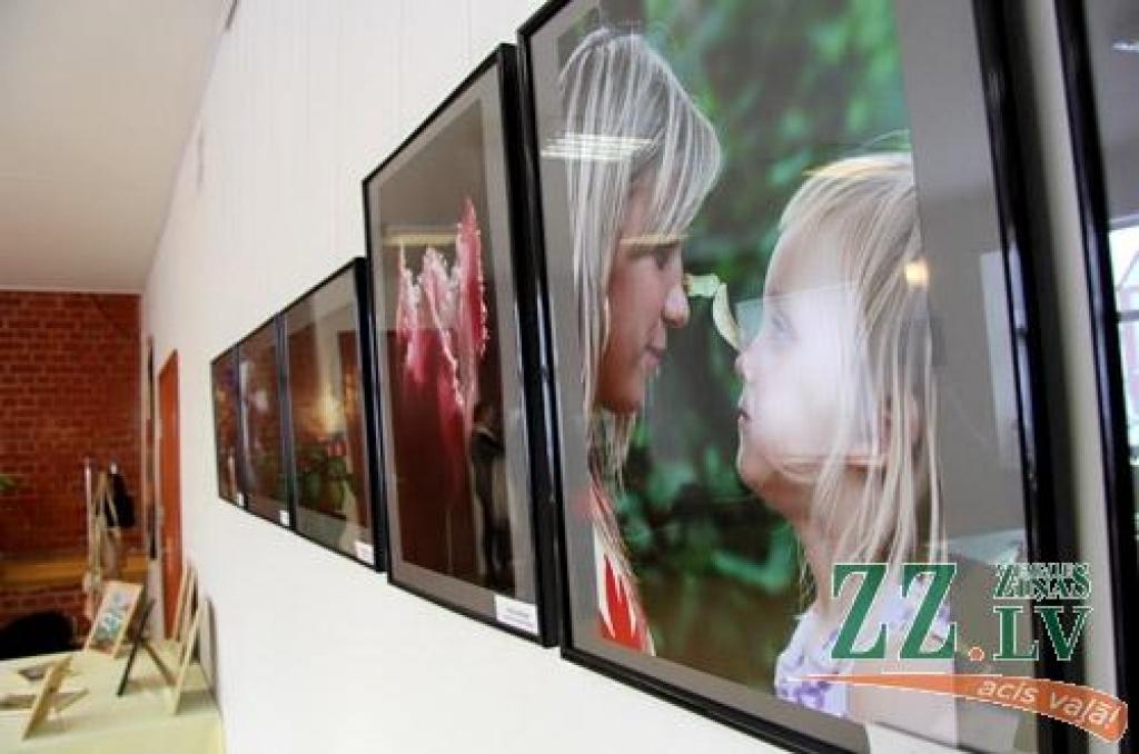 Pašmāju rokdarbnieču prasmīgie darinājumi un tautas fotostudijas «Bauska» dalībnieku tvertie mirkļi. Šāda «divi vienā» izstāde interesentiem sarūpēta Zaļenieku kultūras namā.
Iestādes vadītāja Inese Segliņa stāsta, ka pagasta rokdarbnieces...