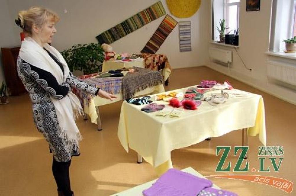 Pašmāju rokdarbnieču prasmīgie darinājumi un tautas fotostudijas «Bauska» dalībnieku tvertie mirkļi. Šāda «divi vienā» izstāde interesentiem sarūpēta Zaļenieku kultūras namā.
Iestādes vadītāja Inese Segliņa stāsta, ka pagasta rokdarbnieces...