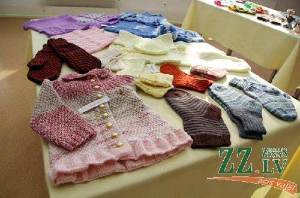 Pašmāju rokdarbnieču prasmīgie darinājumi un tautas fotostudijas «Bauska» dalībnieku tvertie mirkļi. Šāda «divi vienā» izstāde interesentiem sarūpēta Zaļenieku kultūras namā.
Iestādes vadītāja Inese Segliņa stāsta, ka pagasta rokdarbnieces...