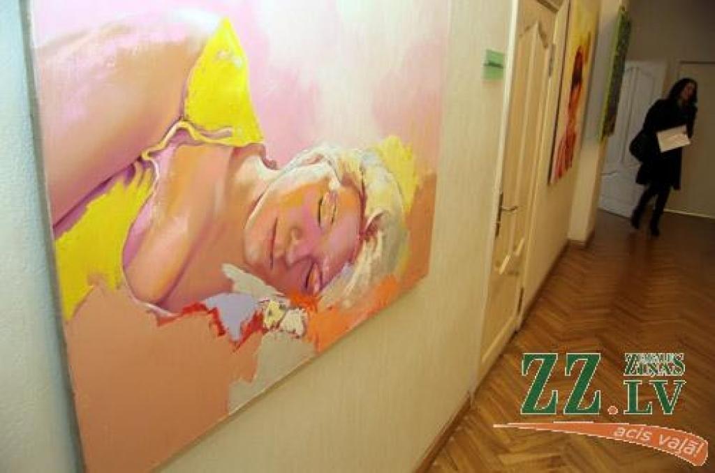 Jelgavas kultūras nama otrajā stāvā skatāmas gleznotājas Sandras Silevičas lielformāta gleznas.
Ekspozīcija ir raiba kā pašas 1986.gadā dzimušās mākslinieces radošā biogrāfija. S.Sileviča studējusi filoloģiju Latvijas Universitātē,...
Autors: Agris Samcovs