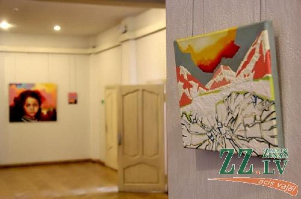 Jelgavas kultūras nama otrajā stāvā skatāmas gleznotājas Sandras Silevičas lielformāta gleznas.
Ekspozīcija ir raiba kā pašas 1986.gadā dzimušās mākslinieces radošā biogrāfija. S.Sileviča studējusi filoloģiju Latvijas Universitātē,...
Autors: Agris Samcovs