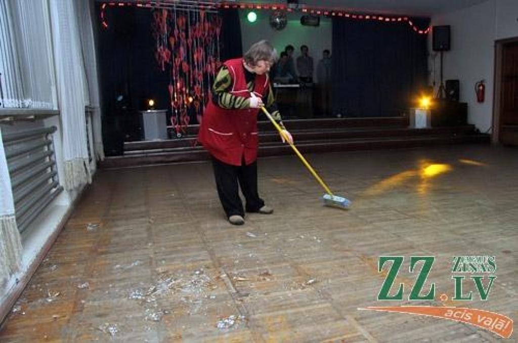Karjeras nedēļa noslēgumā Jelgavas tehnikumā norisinājies atpūtas pasākums devītklasniekiem «Super ballīte 2013».