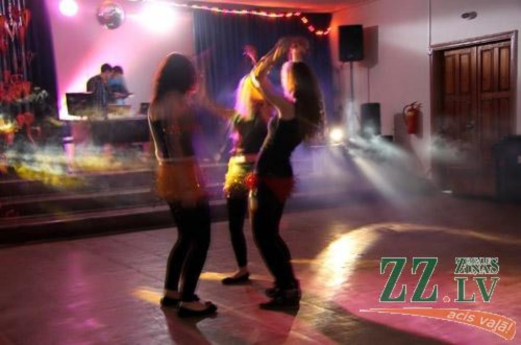 Karjeras nedēļa noslēgumā Jelgavas tehnikumā norisinājies atpūtas pasākums devītklasniekiem «Super ballīte 2013».