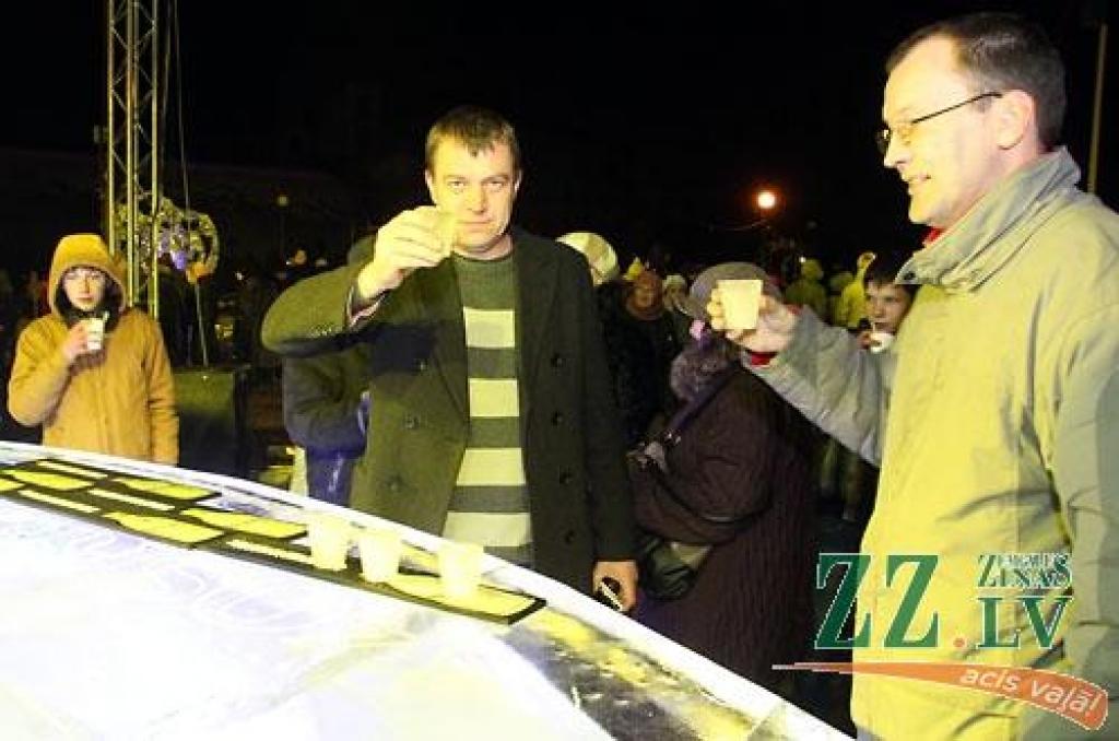 XV starptautiskajā Jelgavas ledus skulptūru festivālā uzvar Krievijas pārstāvju Andreja Molokova un Sergeja Celebrovska «Meitene uz Mēness», individuālo skulptūru kategorijā – lietuvieša Donāta Mockus «Melns un balts». Lietuviešu ledus...