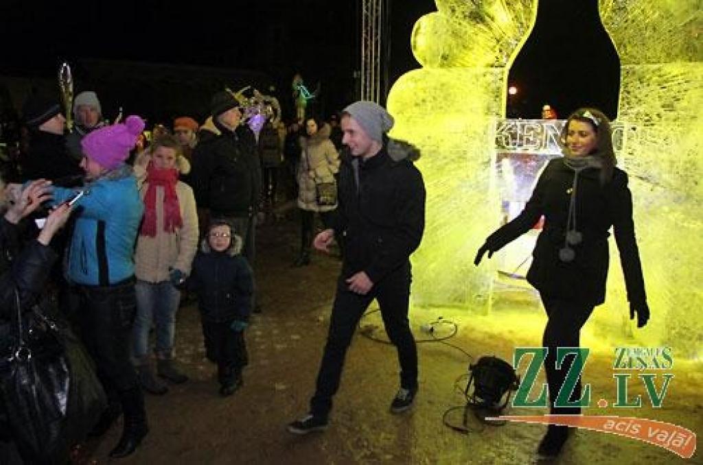XV starptautiskajā Jelgavas ledus skulptūru festivālā uzvar Krievijas pārstāvju Andreja Molokova un Sergeja Celebrovska «Meitene uz Mēness», individuālo skulptūru kategorijā – lietuvieša Donāta Mockus «Melns un balts». Lietuviešu ledus...
