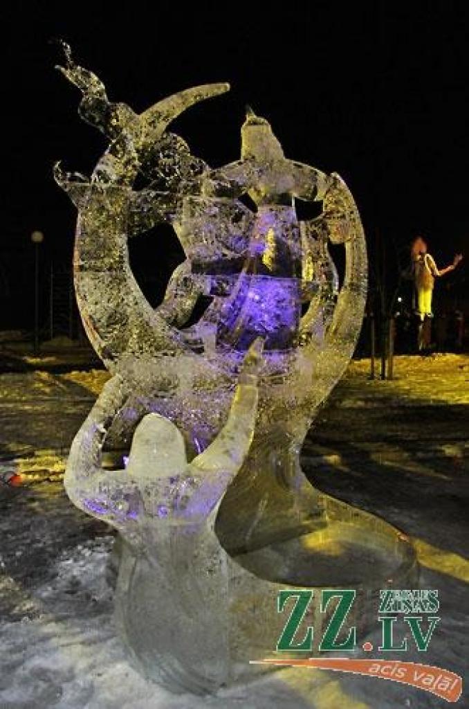 XV starptautiskajā Jelgavas ledus skulptūru festivālā uzvar Krievijas pārstāvju Andreja Molokova un Sergeja Celebrovska «Meitene uz Mēness», individuālo skulptūru kategorijā – lietuvieša Donāta Mockus «Melns un balts». Lietuviešu ledus...