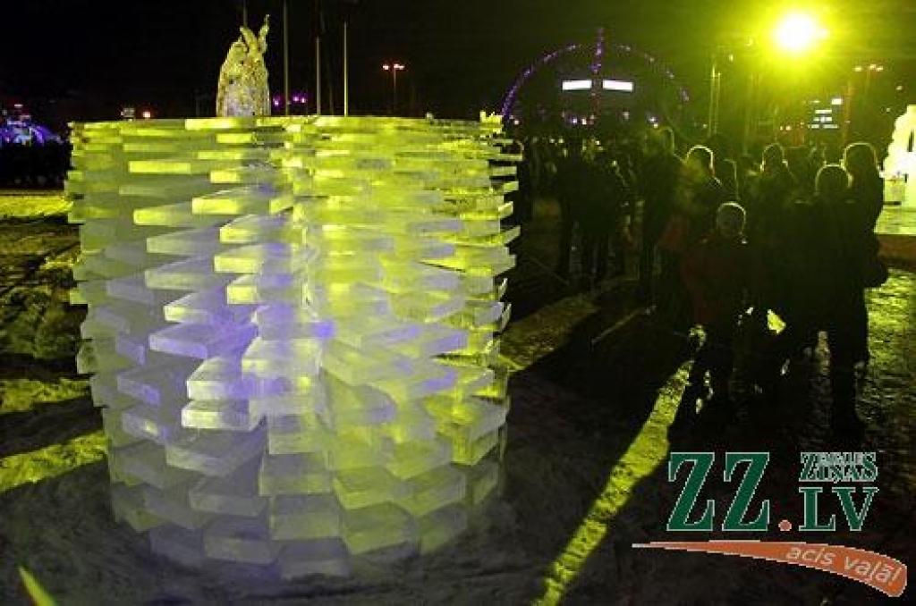 XV starptautiskajā Jelgavas ledus skulptūru festivālā uzvar Krievijas pārstāvju Andreja Molokova un Sergeja Celebrovska «Meitene uz Mēness», individuālo skulptūru kategorijā – lietuvieša Donāta Mockus «Melns un balts». Lietuviešu ledus...