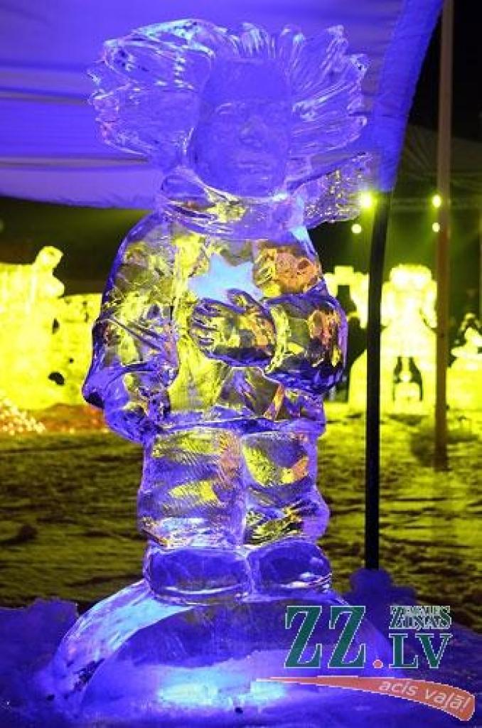 XV starptautiskajā Jelgavas ledus skulptūru festivālā uzvar Krievijas pārstāvju Andreja Molokova un Sergeja Celebrovska «Meitene uz Mēness», individuālo skulptūru kategorijā – lietuvieša Donāta Mockus «Melns un balts». Lietuviešu ledus...