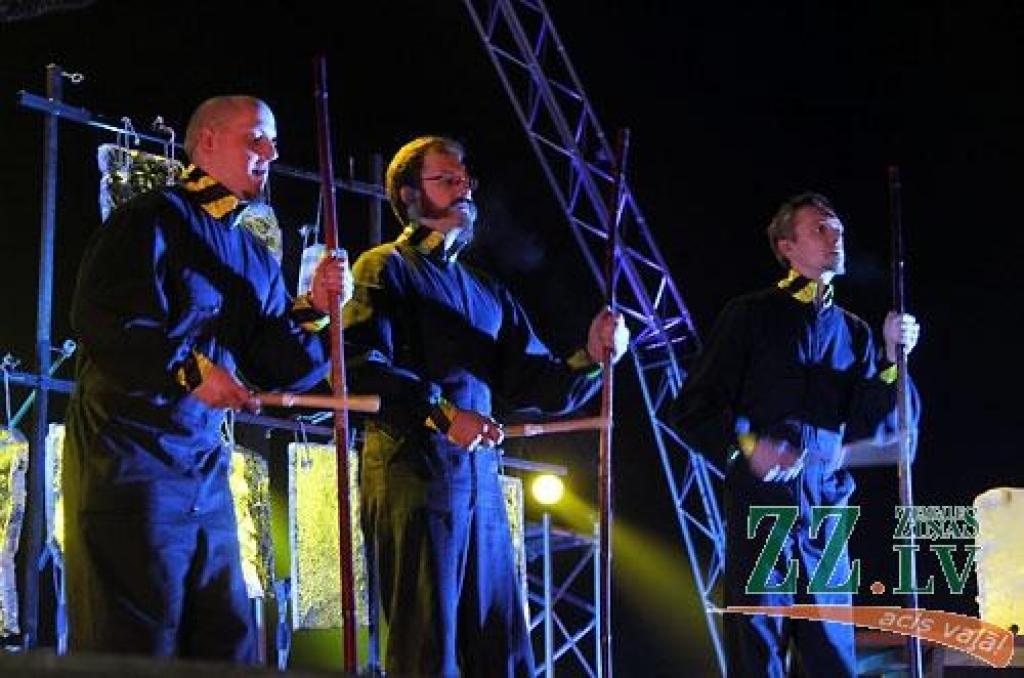 XV starptautiskajā Jelgavas ledus skulptūru festivālā uzvar Krievijas pārstāvju Andreja Molokova un Sergeja Celebrovska «Meitene uz Mēness», individuālo skulptūru kategorijā – lietuvieša Donāta Mockus «Melns un balts». Lietuviešu ledus...