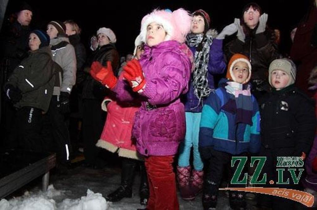 XV starptautiskajā Jelgavas ledus skulptūru festivālā uzvar Krievijas pārstāvju Andreja Molokova un Sergeja Celebrovska «Meitene uz Mēness», individuālo skulptūru kategorijā – lietuvieša Donāta Mockus «Melns un balts». Lietuviešu ledus...