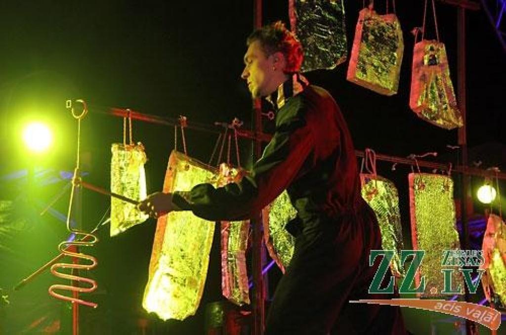 XV starptautiskajā Jelgavas ledus skulptūru festivālā uzvar Krievijas pārstāvju Andreja Molokova un Sergeja Celebrovska «Meitene uz Mēness», individuālo skulptūru kategorijā – lietuvieša Donāta Mockus «Melns un balts». Lietuviešu ledus...