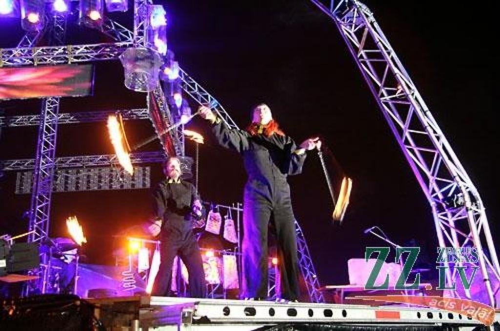 XV starptautiskajā Jelgavas ledus skulptūru festivālā uzvar Krievijas pārstāvju Andreja Molokova un Sergeja Celebrovska «Meitene uz Mēness», individuālo skulptūru kategorijā – lietuvieša Donāta Mockus «Melns un balts». Lietuviešu ledus...