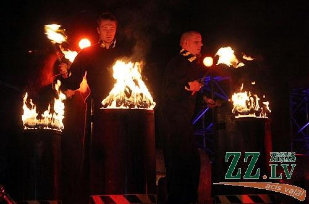 XV starptautiskajā Jelgavas ledus skulptūru festivālā uzvar Krievijas pārstāvju Andreja Molokova un Sergeja Celebrovska «Meitene uz Mēness», individuālo skulptūru kategorijā – lietuvieša Donāta Mockus «Melns un balts». Lietuviešu ledus...
