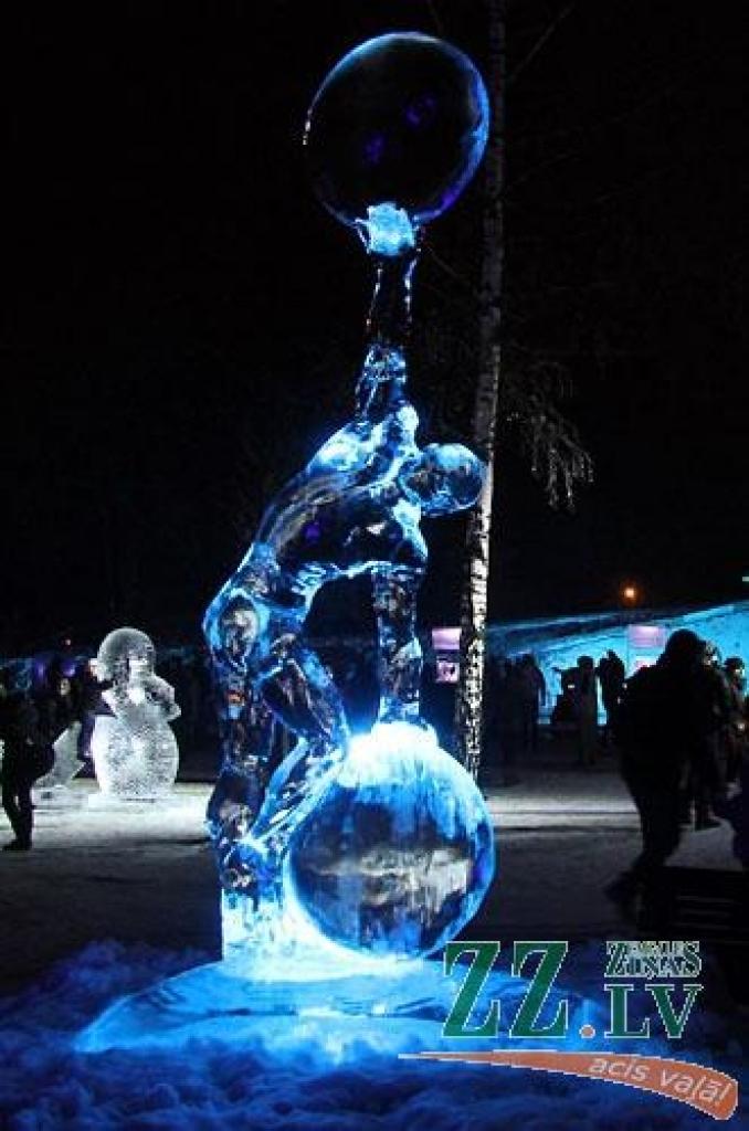 XV starptautiskajā Jelgavas ledus skulptūru festivālā uzvar Krievijas pārstāvju Andreja Molokova un Sergeja Celebrovska «Meitene uz Mēness», individuālo skulptūru kategorijā – lietuvieša Donāta Mockus «Melns un balts». Lietuviešu ledus...