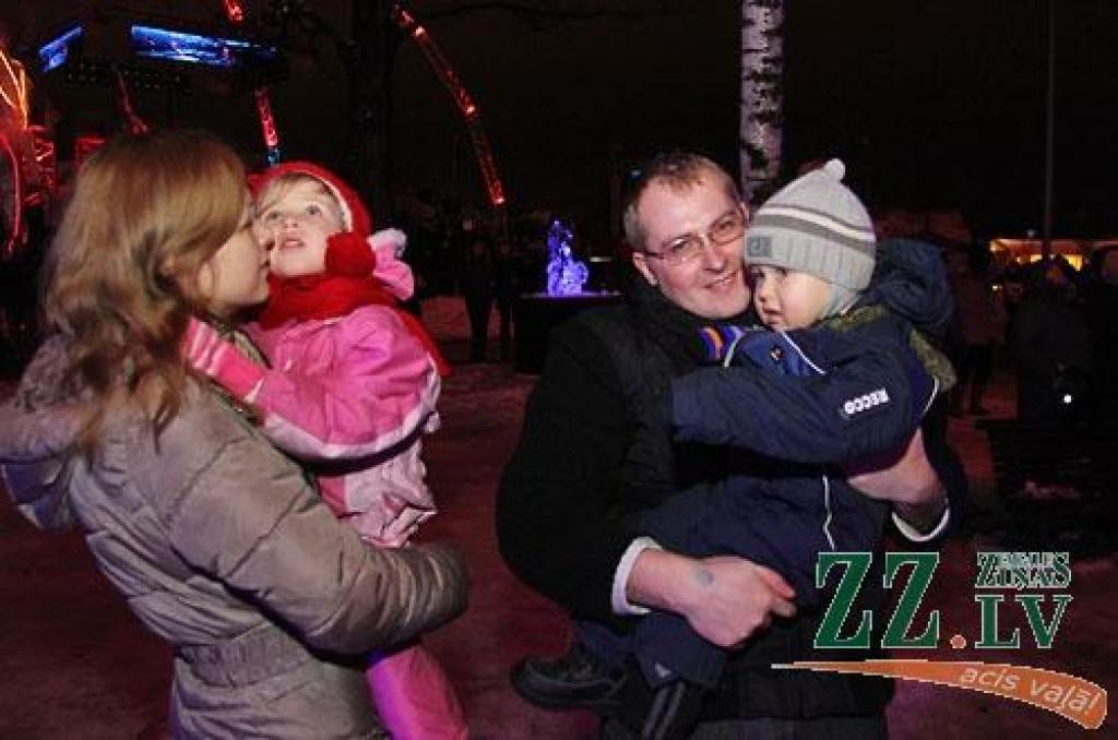 XV starptautiskajā Jelgavas ledus skulptūru festivālā uzvar Krievijas pārstāvju Andreja Molokova un Sergeja Celebrovska «Meitene uz Mēness», individuālo skulptūru kategorijā – lietuvieša Donāta Mockus «Melns un balts». Lietuviešu ledus...